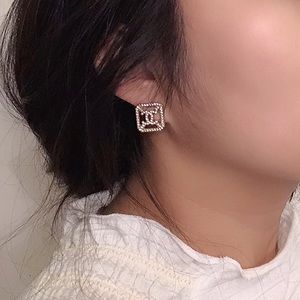 ❤️🐰2023 Sale🐰❤️ Chanel Square Pink Crystals CC Logo Earrings in Rose GHW